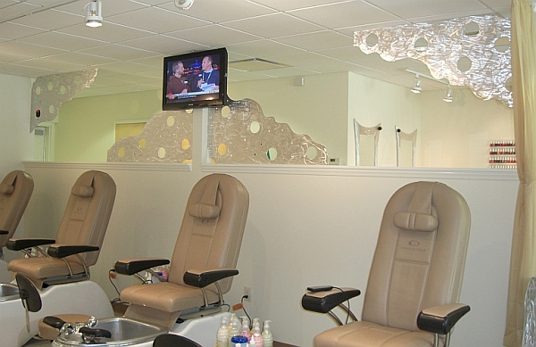 wall divider screens in nail salon 